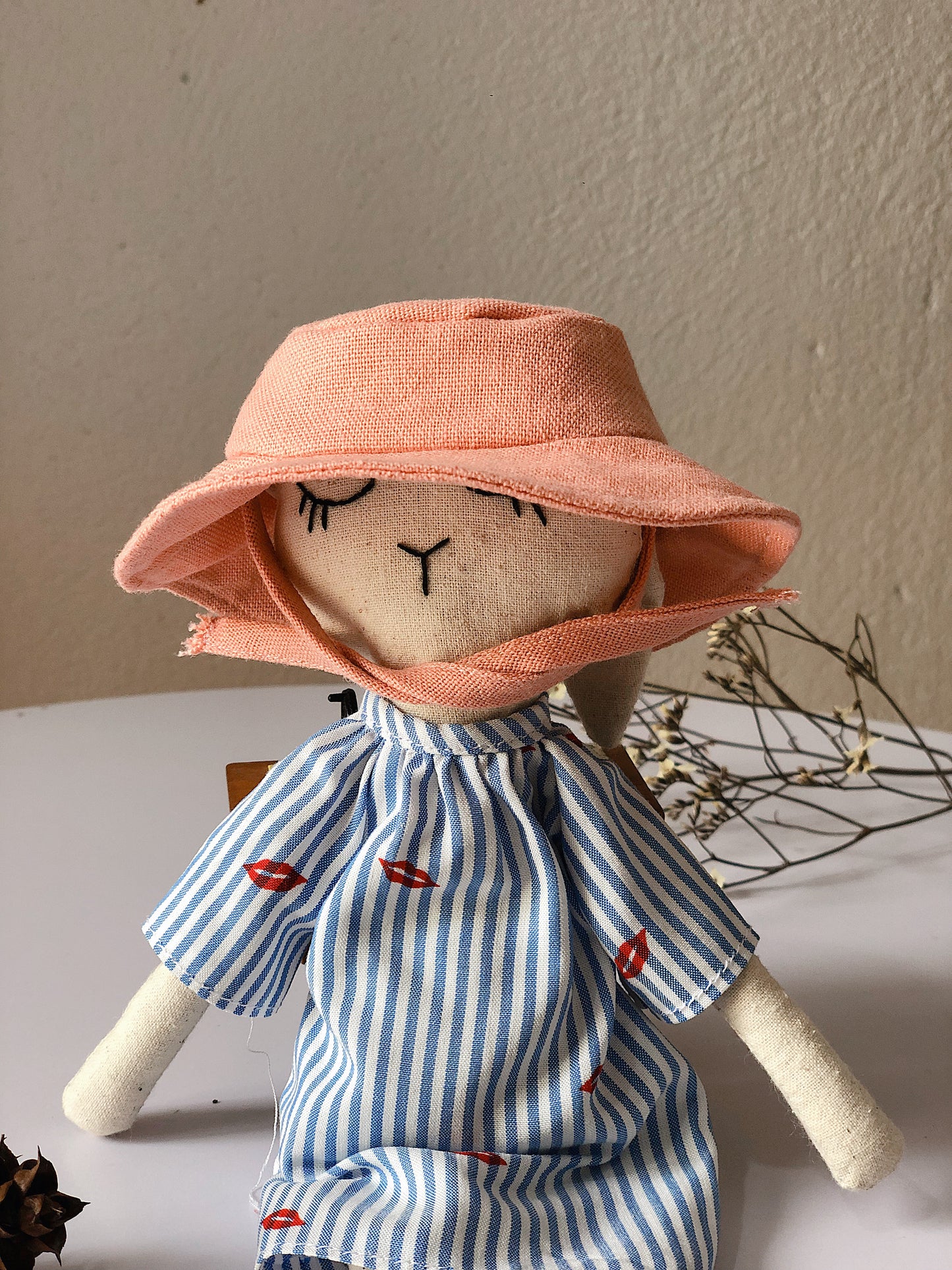 Tiny bucket hat pattern & instructions